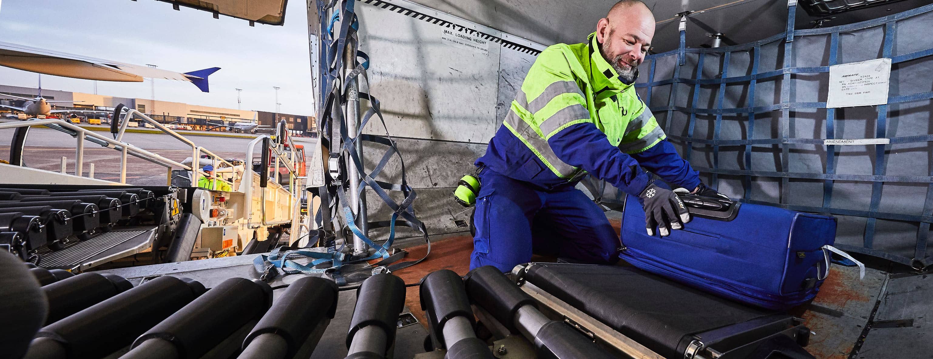 Baggage handler operating Power Stow´s ground support equipment